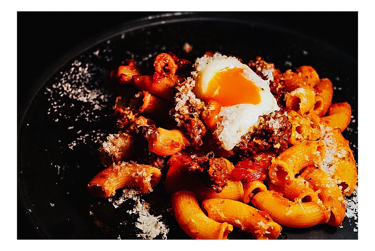 ボロネーゼ パルメジャーノとポーチドエッグ添え

長時間トマトを煮込んで旨みを引き出したソースと牛肉のカイノミの部位を包丁で叩いて作るゴロゴロとした挽肉に自家製のフォンと赤ワインで作った出汁をプラスしました。

パルメジャーノをたっぷりとかけてポーチドエッグを乗せて。