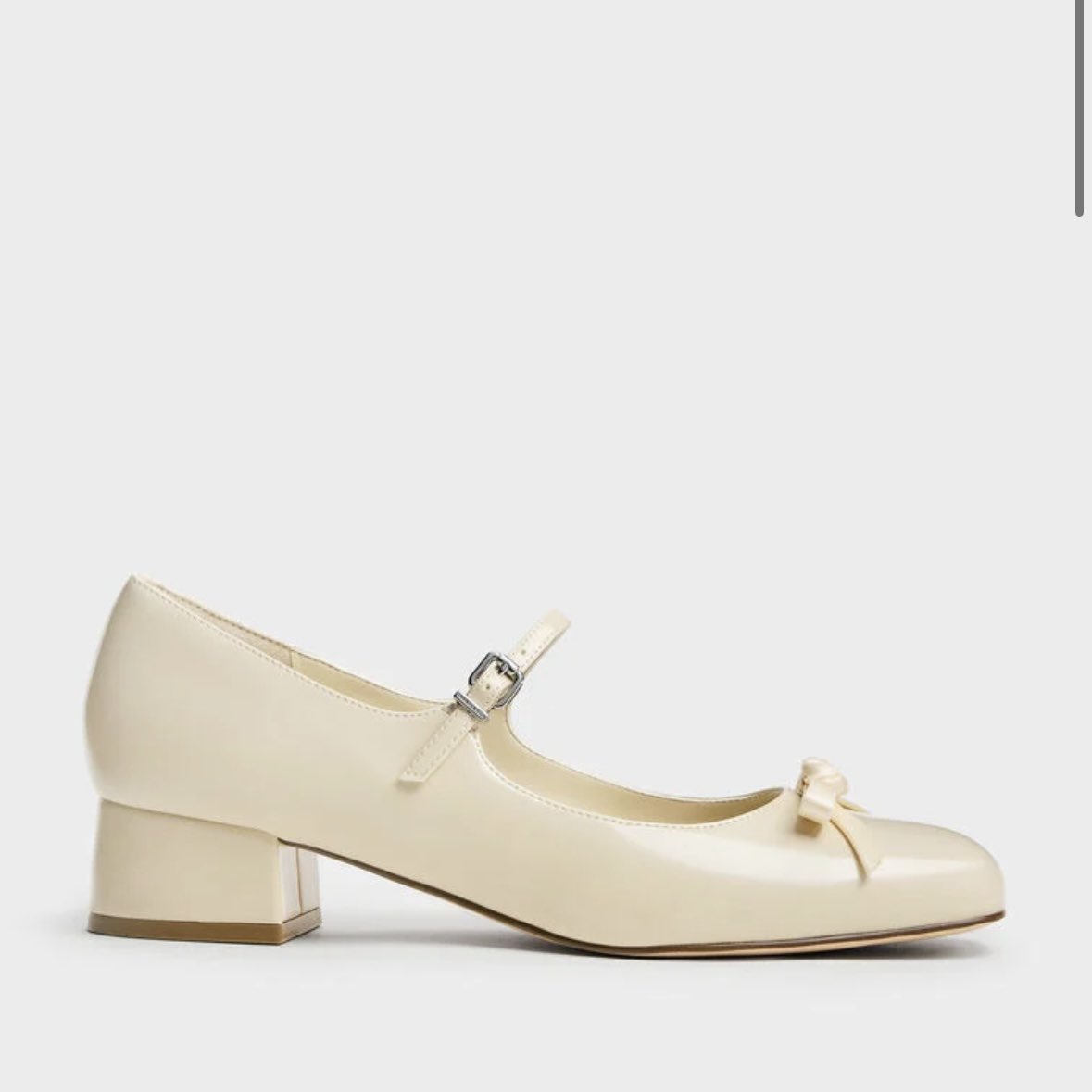 likebettergood's tweet photo. @charleskeithR 
다들 찰스앤키스 하면 가방만 아는데…! 사실 진짜는 구두입니다.
20 살 때 성인 된 기념으로 엄마가 싱가폴 여행 갔다 오시면서 사준 발편한 구두라고 주셨는데 그 이후로 성인이 되어, 곧 서른을 앞두고 취업도 했지만 그 편한 발의 느낌과 기억에 계속 신는 중 https://t.co/R3htmWKZT0