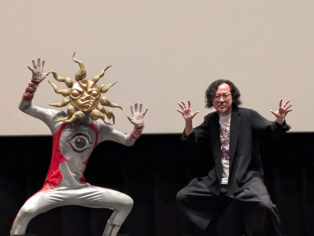 でたらめを浴びまくった約四時間。
舞台挨拶中、舞台上はほぼ藤井監督に任せて客席を飛び回り、傘の水滴を撒き散らしていたタローマン。

テレビ版から劇場版まで見終えた自分が好きな奇獣は…
どれか一体なんて選べないので｢選ばない｣を選択します！
#映画タローマン
#べらぼう一挙応援上映祭