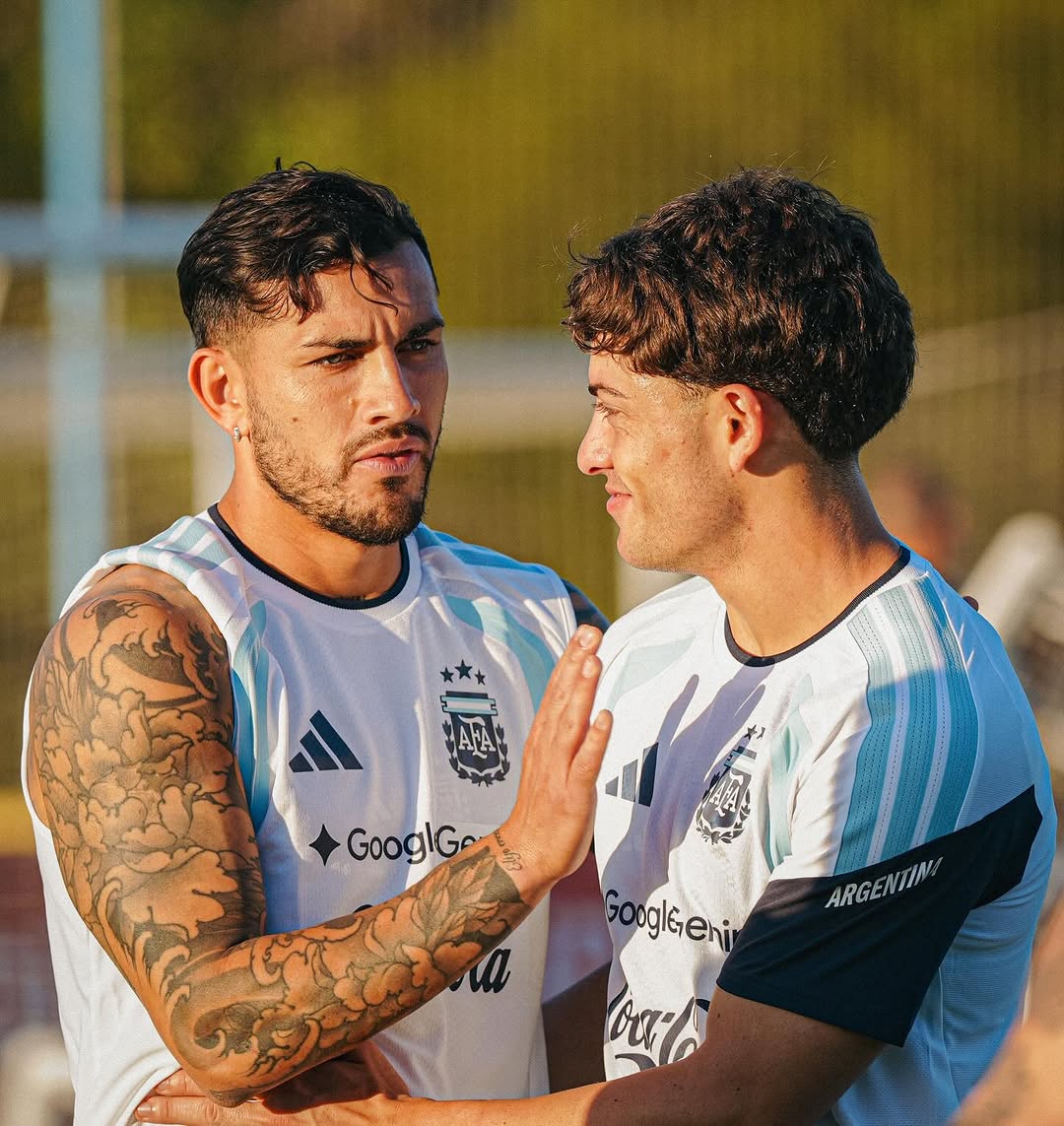 #𝟱 ⚡💙 tweet media