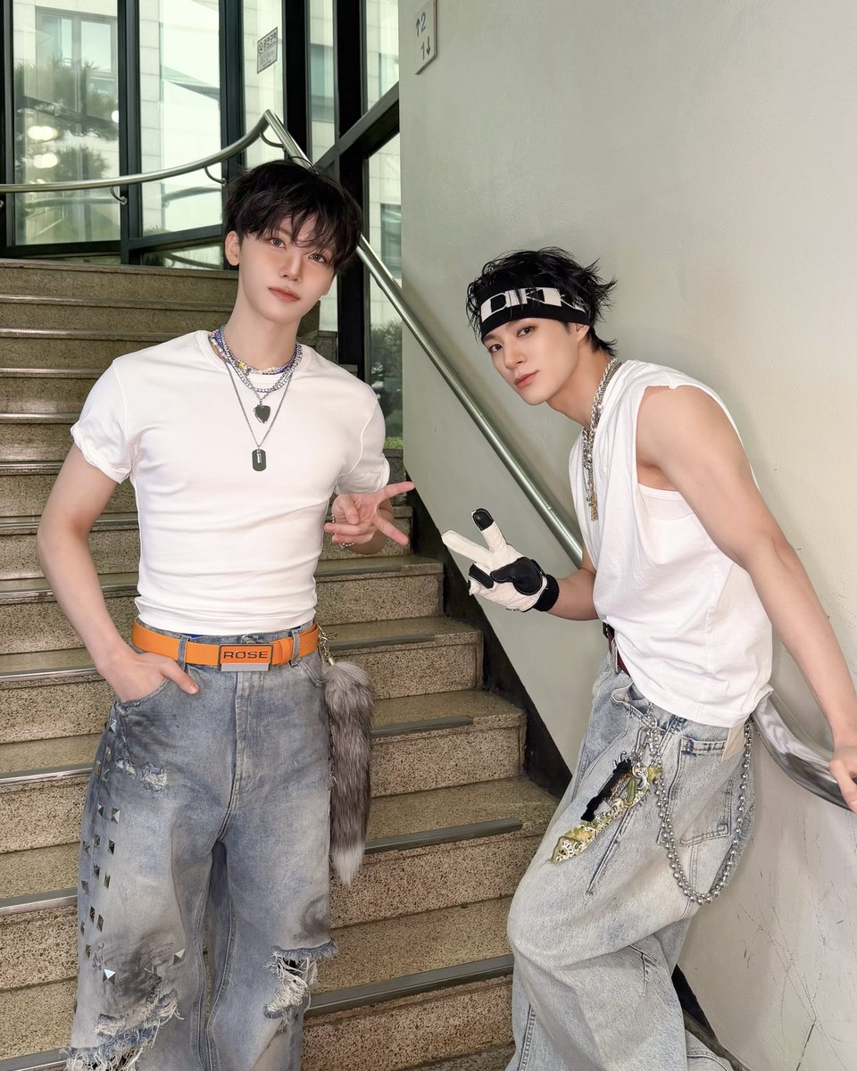 Jenyolee's tweet photo. Music Bank bestowed upon us a lively stage for Both Sides, granting an added brilliance to our performance. This is what we humbly present unto you, and we trust you shalt enjoy it to the fullest. https://t.co/MithZZ2lxC