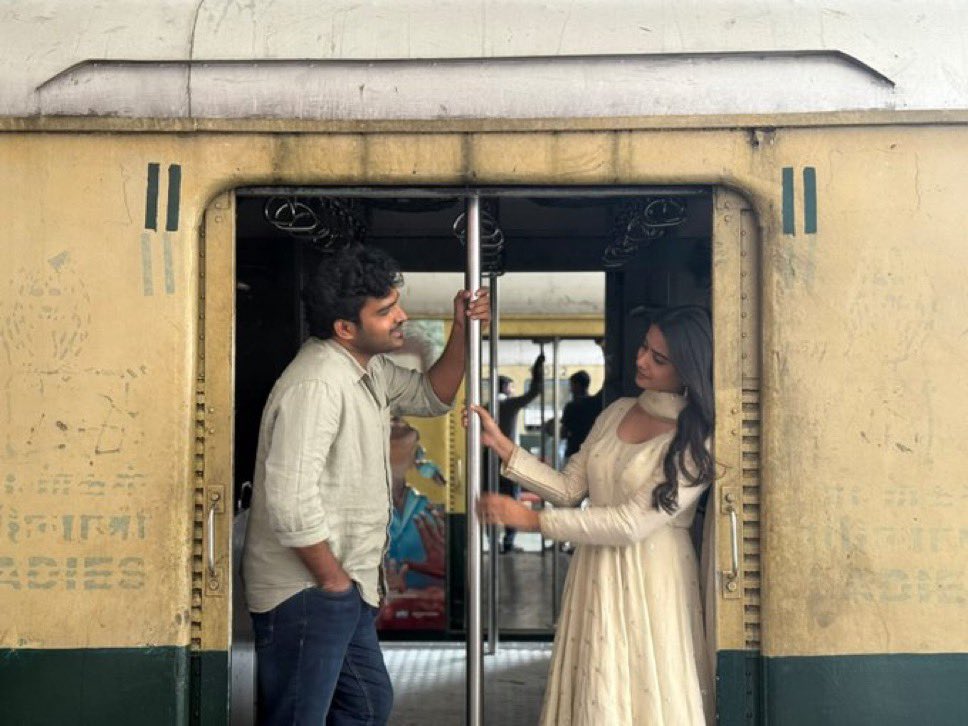 Harinani_'s tweet image. SKN &amp;amp; Sai Rajesh reunite after the blockbuster #Baby 🔥
Kiran Abbavaram returns post #KRamp 💥

#ChennaiLoveStory has a solid combo + Mani Sharma …. hoping for a strong comeback from the Mani God!

Music rights already sold for big numbers