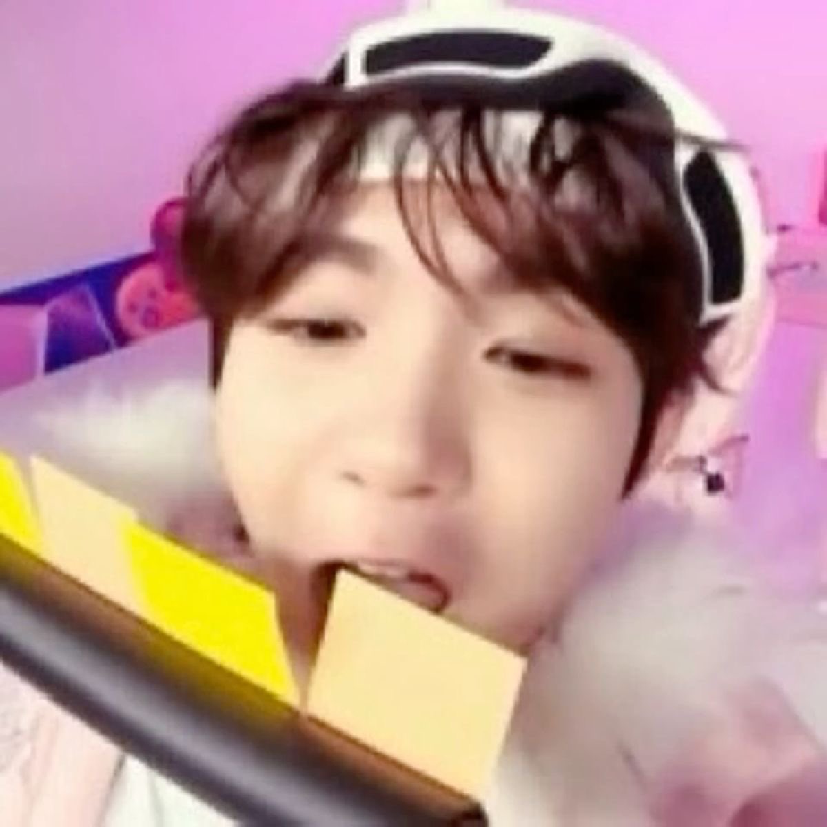 료앞니 tweet media