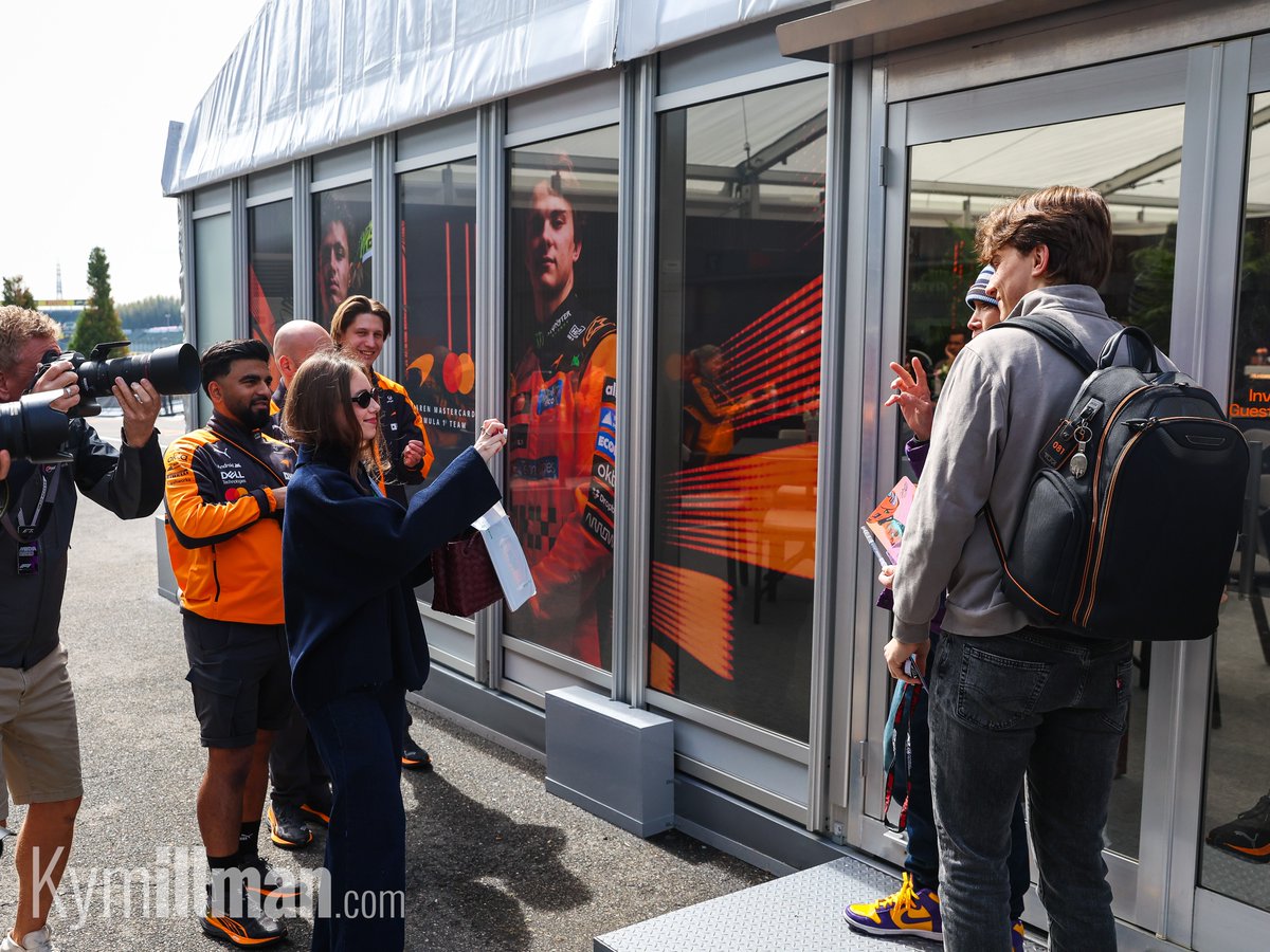 KymIllman's tweet image. LILY LENDS A HAND

Oscar Piastri and his girlfriend, Lily, arrived in the paddock ahead of media day here in Japan. It was straight to work for the pair, with Lily politely obliging a group of fans who asked her to take a photograph of them with Oscar.

#JapaneseGP #McLaren