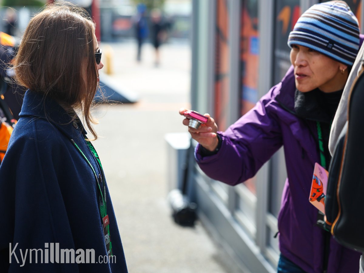 KymIllman's tweet image. LILY LENDS A HAND

Oscar Piastri and his girlfriend, Lily, arrived in the paddock ahead of media day here in Japan. It was straight to work for the pair, with Lily politely obliging a group of fans who asked her to take a photograph of them with Oscar.

#JapaneseGP #McLaren