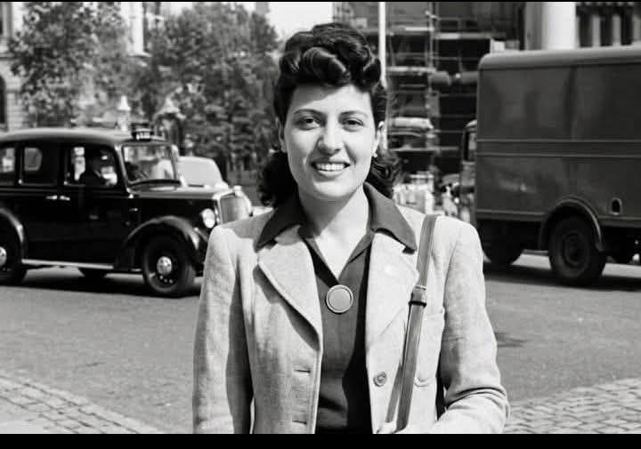 هل تعرفون من هي تلك السيدة التي جمعت بين الرقي والعقل اللامع في آنٍ واحد؟
إنها الحافظة لكتاب الله، وعازفة العود المتميزة، وأول معيدة في كلية العلوم بجامعة جامعة القاهرة… إنها عالمة الذرة المصرية اللامعة سميرة موسى.

لم تكن مجرد باحثة عابرة في تاريخ العلم، بل مشروع نهضة كاملة
1