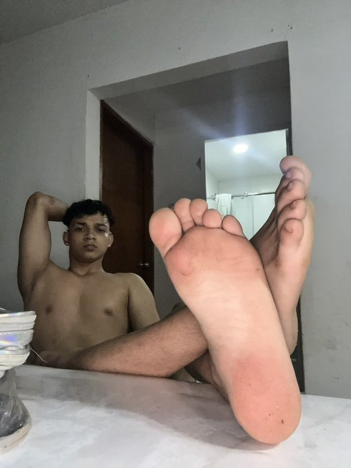 feet cuck tweet media