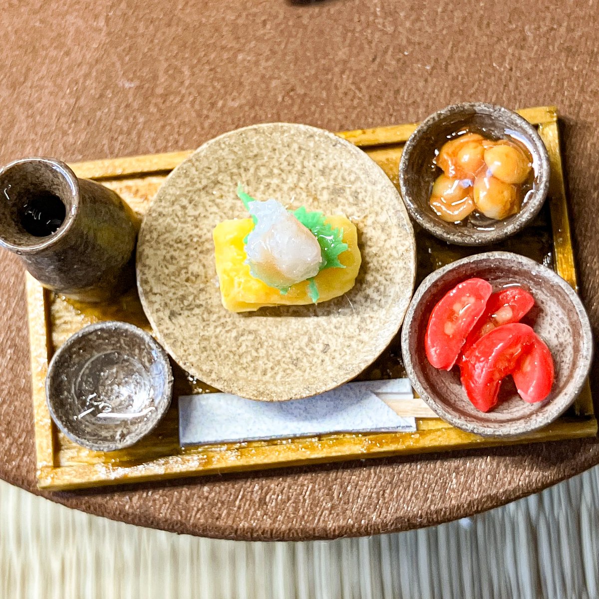 1/12スケールの極致。精巧シリーズ新作【晩酌セット(中)】2種をminneに公開しました。
出汁の染みた高野豆腐、瑞々しい大根おろしを添えただし巻き卵。職人技で再現した「本物」を求めるコレクター様のための自信作です。晩酌の情景を、ぜひお手元に。
作品一覧👇
minne.com/@khts21
#ミニチュア