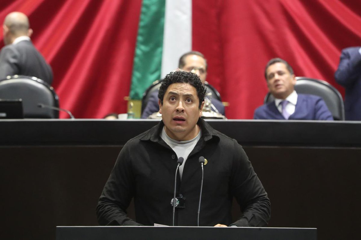 GPPRIDiputados's tweet photo. El diputado @chinodiputadof1 presentó reservas a la reforma de pensiones y fue claro:

“No estamos hablando de cifras, estamos hablando de años de trabajo y de una expectativa legítima de certeza”.

Señaló que, aunque el PRI acompaña poner orden al sistema, no se puede hacer a costa de los derechos adquiridos ni aplicando la ley de forma retroactiva.

Advirtió que cambiar las reglas después de que la gente ya cumplió con ellas es una violación directa a sus derechos.

En el GPPRI lo decimos firme: corregir excesos no es lo mismo que afectar derechos, y ordenar no puede significar romper la confianza de las y los trabajadores.
