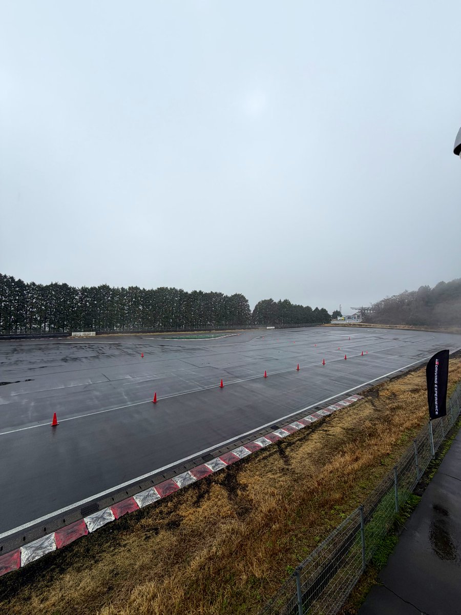 takuto_iguchi's tweet photo. 本日は、マルチパーパスコースでGR DRIVING EXPERIENCE スライドコントロールレッスンのインストラクターです‼️雨が降ってますので、散水もせずにプログラムをこなせるので、運営側からしたら良いですね👍 #GRDE https://t.co/L6M0PVSgXG