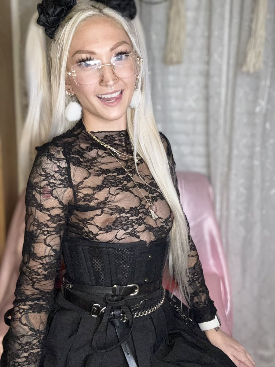 kt_dior's tweet photo. glasses or no glasses??? #blonde #sfw https://t.co/Gqjdzu0tvT