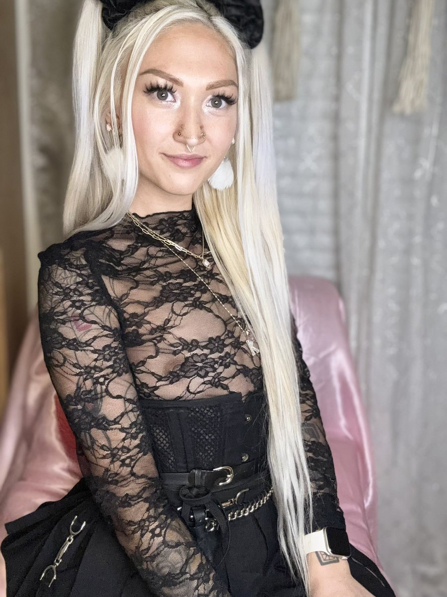 kt_dior's tweet photo. glasses or no glasses??? #blonde #sfw https://t.co/Gqjdzu0tvT