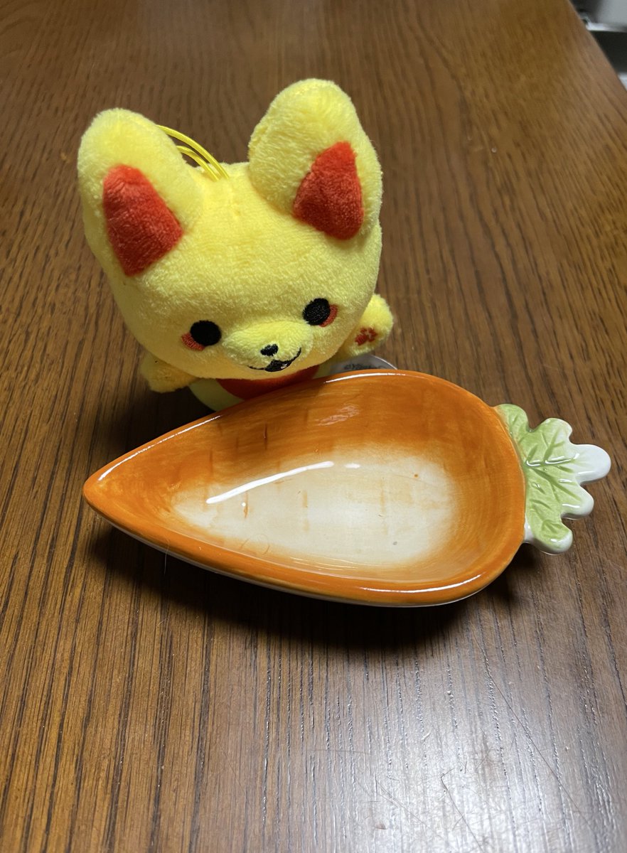 fuwamerry's tweet photo. こないだ 飼い主が フライングタイガーで うーちゃん🐰の おやつ用に にんじ��さん🥕の お皿を かってきたのフイ

かみさまキツネ🦊の キンさまチェックが入って、「うむ、良い皿だ」っていってたフイ

うーちゃん🐰は、おやつの イチゴのヘタを うれしそうに　たべてたフイよ☺️ https://t.co/QObRlvJyzT