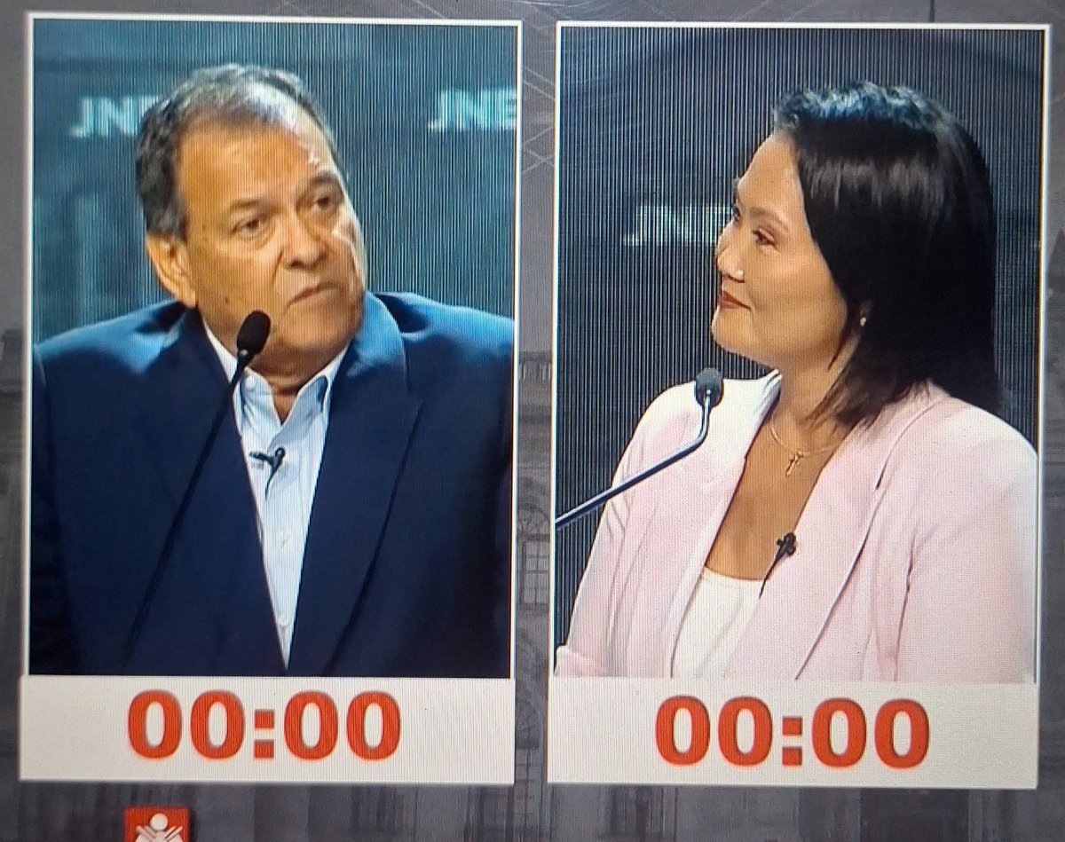 La sra keiko cree que intimida con esa mirada, bueno a Nieto talves, a nosotros NO!! 
#DebatePresidencial #PorEstosNo