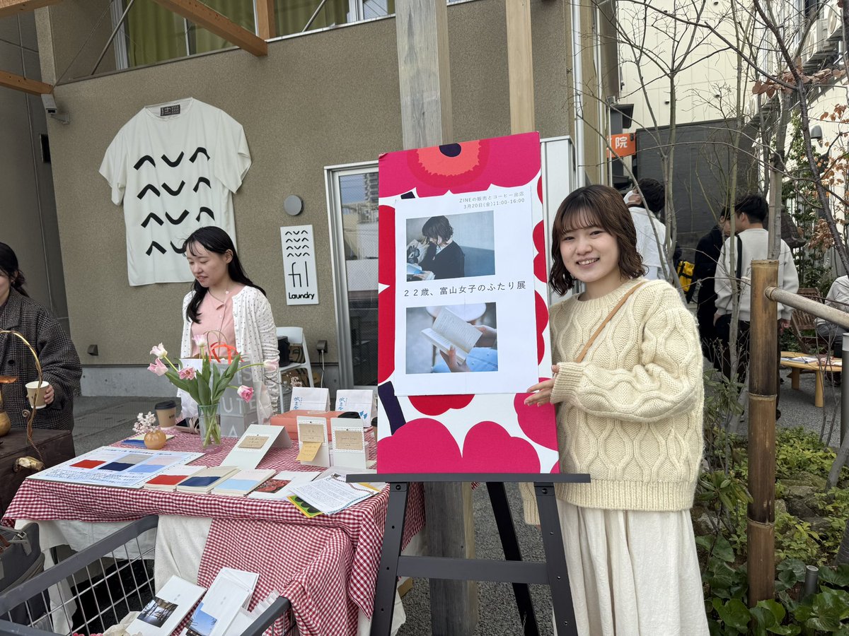 HATCH_2020's tweet photo. 本日もHATCHオープンしております！
スタッフはまなです🌸
時差投稿になりますが、先日、元学生スタッフの未央ちゃんと元学生会員のいつきちゃんのイベントにちらっと顔を出してきました！2人が出したZINEもHATCHにも置いてありますので、ぜひご覧ください〜！！🌸 https://t.co/LZI6VdjwuK