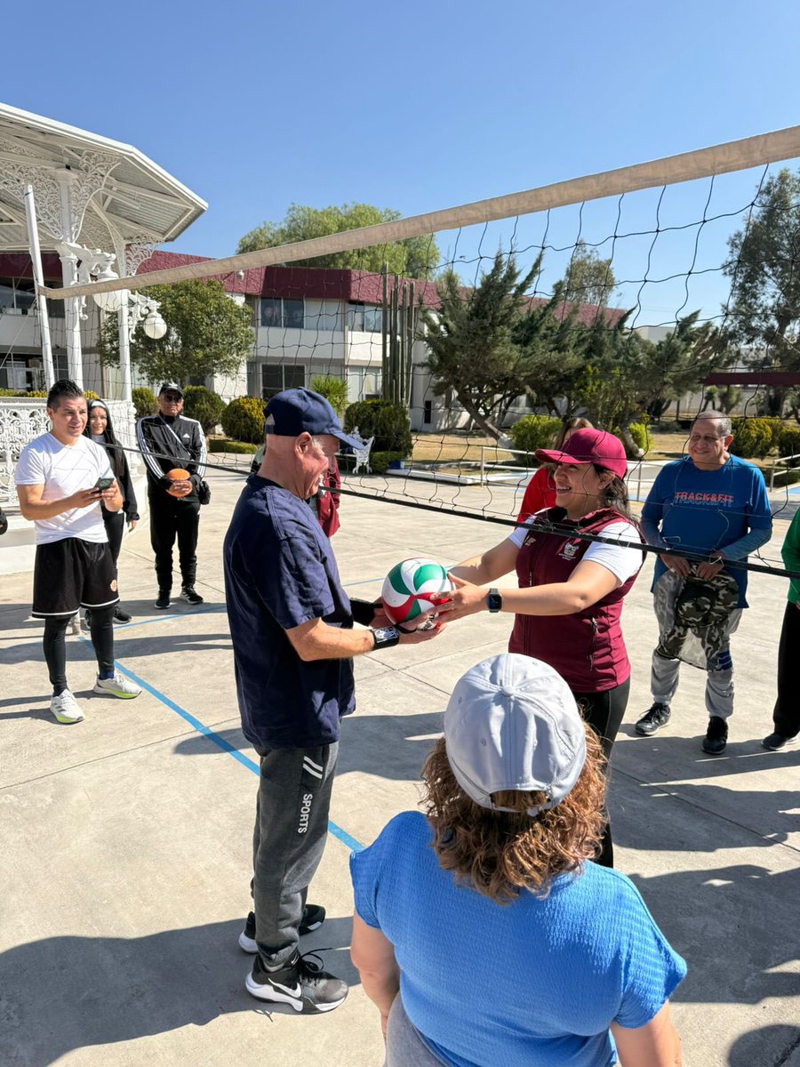difhgo's tweet photo. Esta mañana, se llevó a cabo el Encuentro Amistoso de Cachibol: Usuarios vs. Colaboradores del #CEAM. #LaFamiliaDIFH impulsa actividades que fortalecen la convivencia, la activación física y el bienestar de las personas adultas mayores. 🏐🙌🏻⭐️ https://t.co/MFScEXq6y0