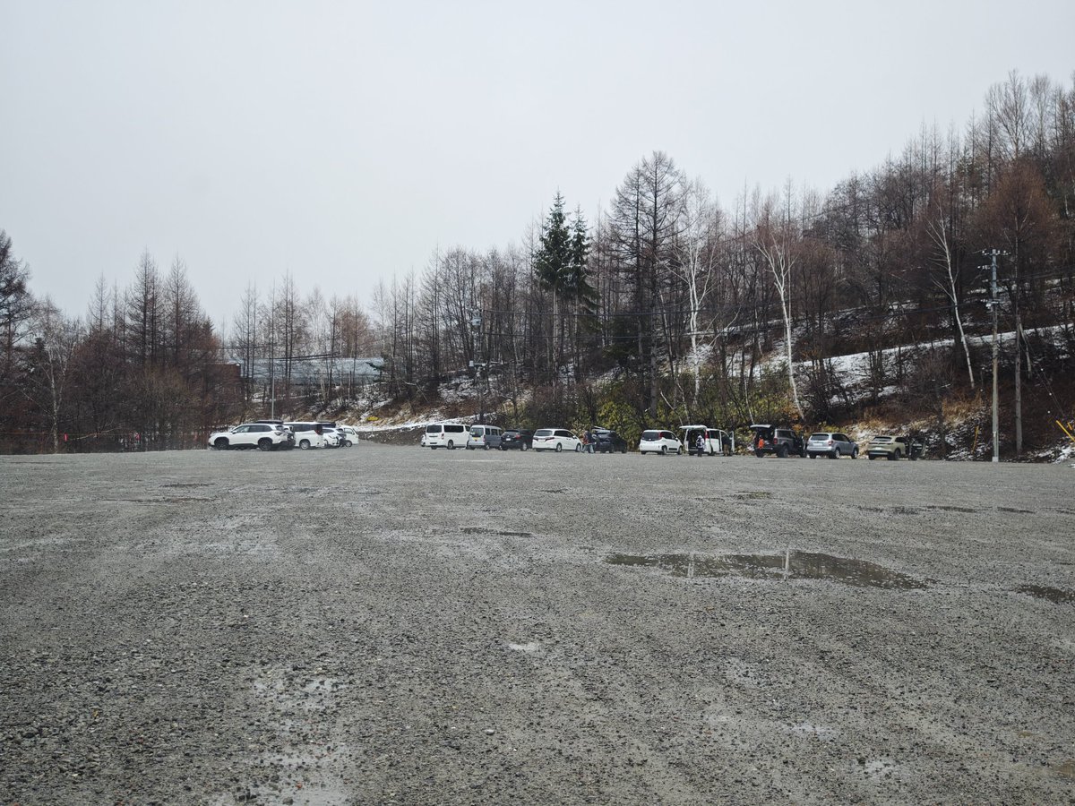 野麦峠スキー場到着。寝坊したとか出遅れたとかではなく、雨の止むこの時間を見計らって到着した、ということは強調しておきたい。