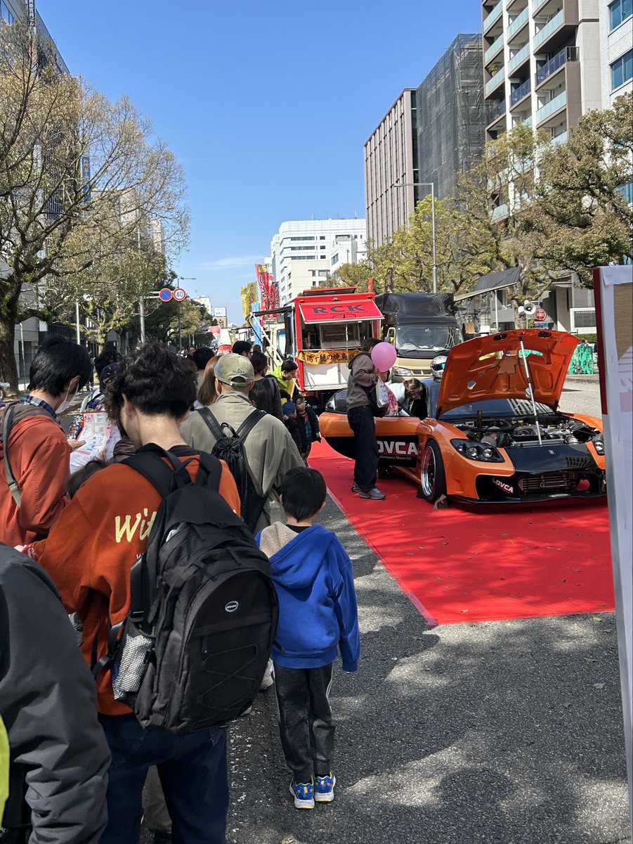 BIGWEST753's tweet photo. 子どもがボディに触る。
土足でシートにも上がる。

普通は止める。

でも、いい。

この車は守るためじゃない。

夢に触らせるためにある。

正解はこの例が物語ってる。

100人乗っても大丈夫‼️

This car is here to inspire.

#まつり宮崎　#ドリフト　#ワイルドスピード https://t.co/WNKl0p4SQK