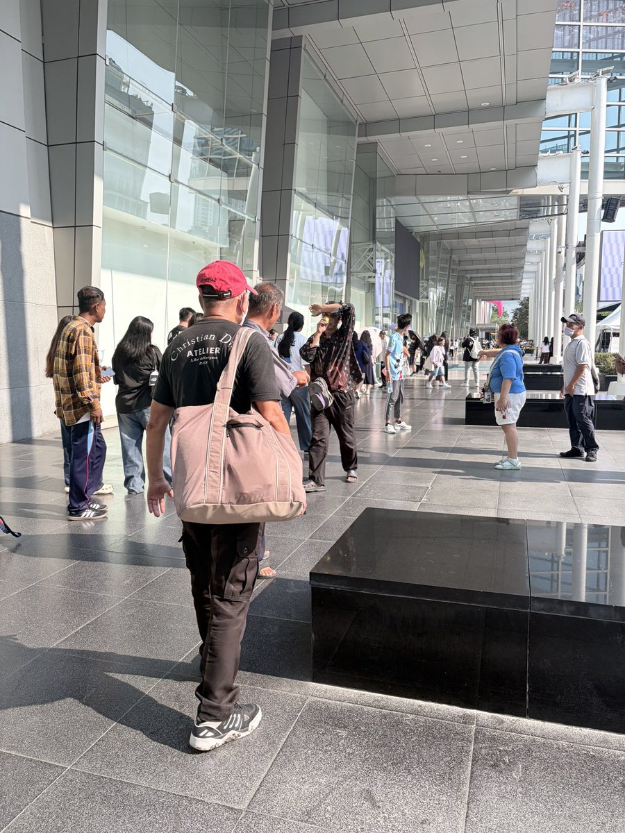 ขนม tweet media