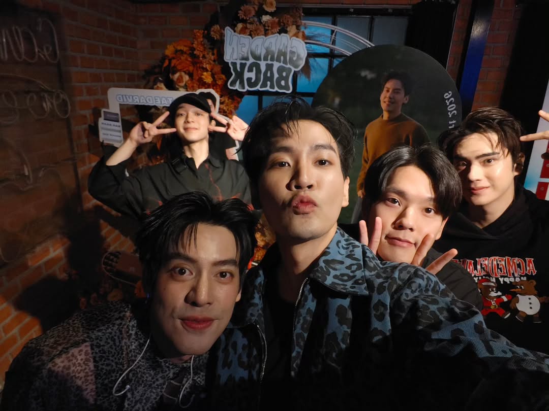 PiceZY1's tweet image. ยินดีกับพี่คนโตและสามีของด้อมด้วยนะคะ ขอให้หลังจากนี้พี่เต้พบเจอแต่ความสุข มีครอบครัวที่น่ารัก มีคนรักที่พร้อมจะสุขและผ่านทุกอย่างไปด้วยกัน ประสบความสำเร็จในทุกเรื่องเลยนะคะพี่ #TaeDarvid จากครอบครัว #SBFIVE และ #HIGHFIVE ค่ะ