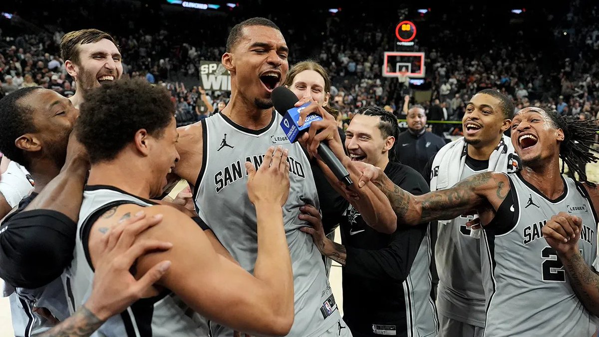 Automatic tweet media