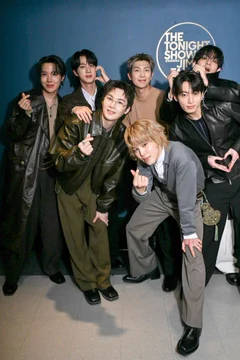 حقيبة فرقة BTS تثير غضب المسلمين في السوشل ميديا