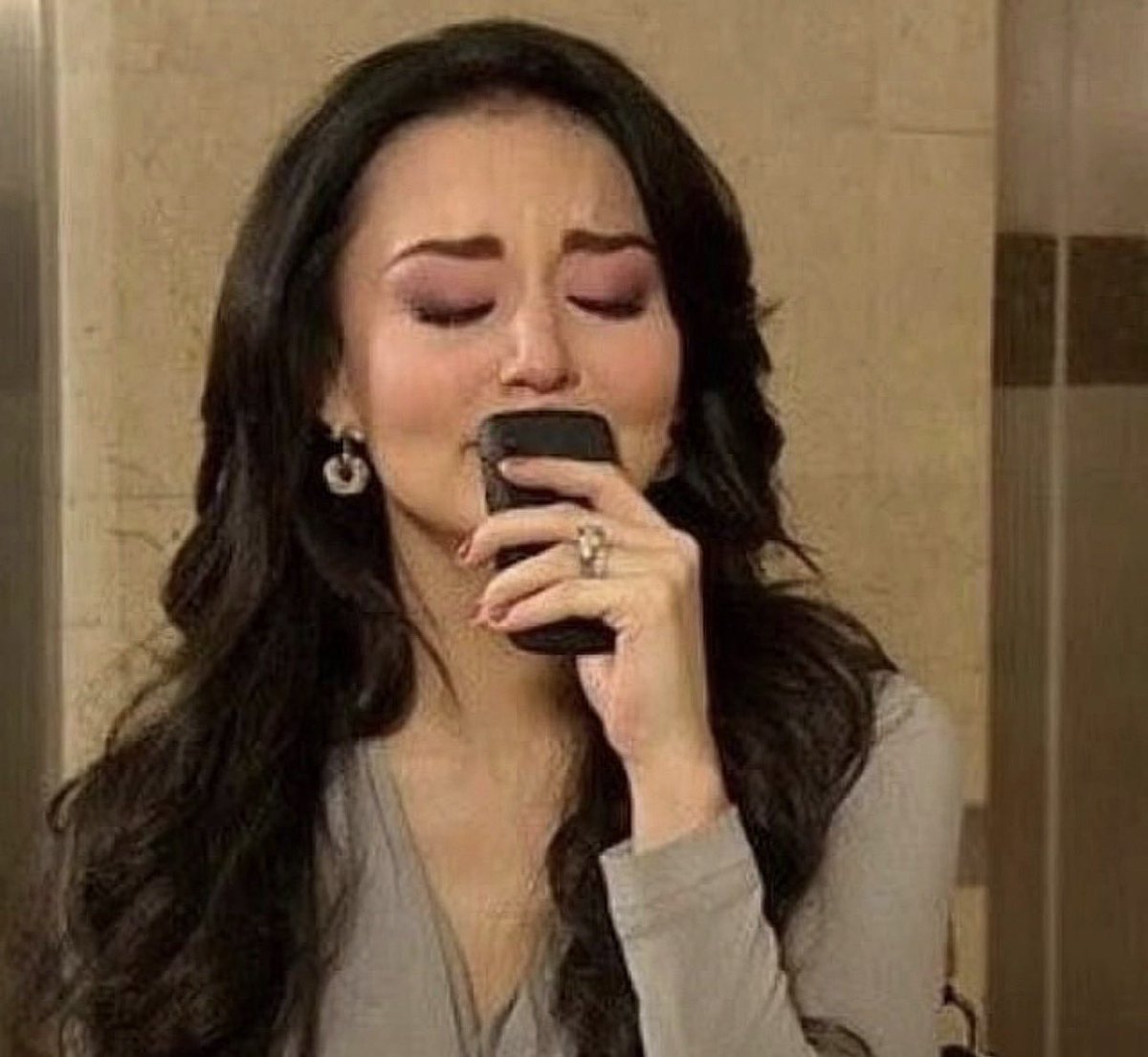 elle is seeing ari tweet media