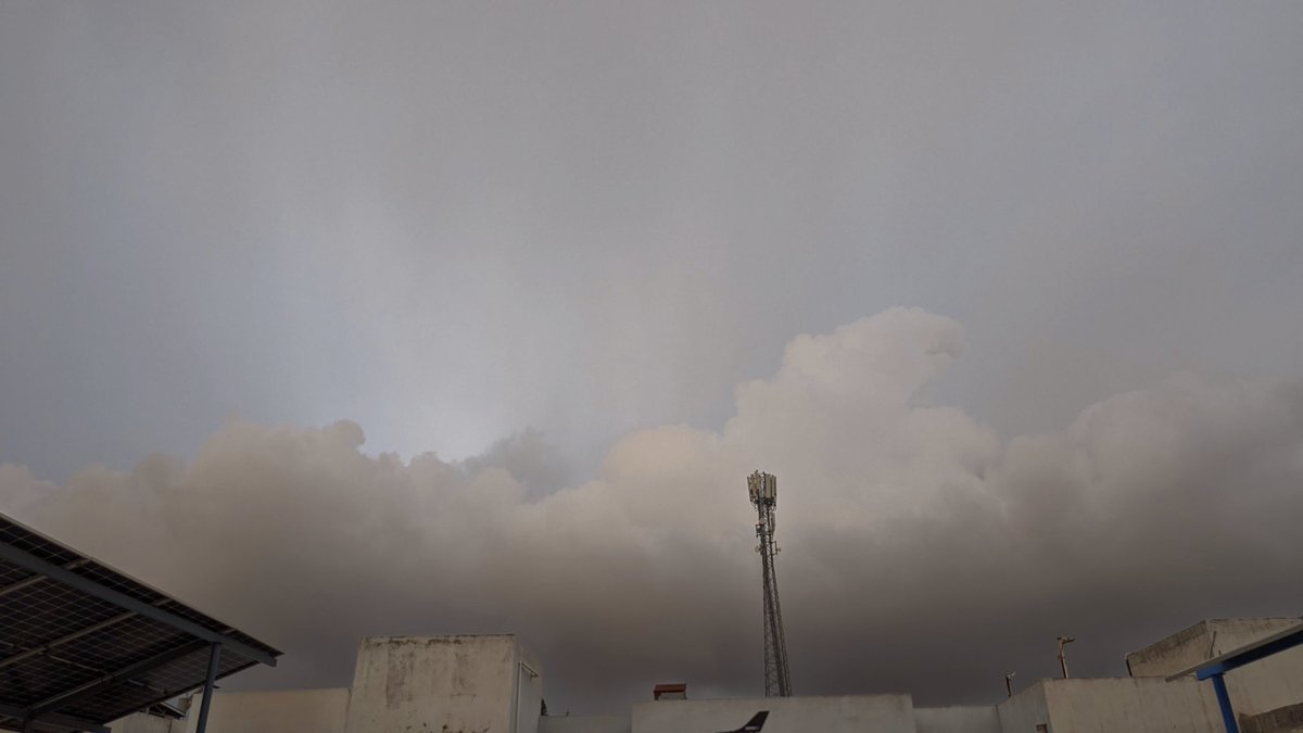 weatherwalay's tweet image. 🚨 Showers/rain of light intensity enveloping parts of #Karachi right now. Weather to get clear within 1-2 hours! 

#weatherwalay #pakweather #karachirain