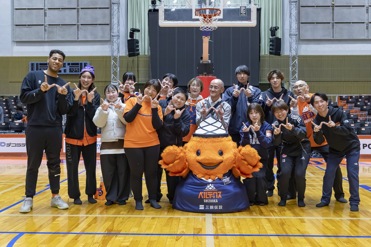 VELTEX_SHIZUOKA's tweet photo. 3/18愛媛戦をサポートしていただいた #VELCREW 、#静岡ガス 社員ボランティア、#静岡医療学園専門学校 の皆さんへ #鍋田隆征 選手、#バローンマーテル 選手、#ベルティ がお礼の挨拶に伺いました📸今節もサポートいただきありがとうございました✨
▼ VELCREW📲
https://t.co/Cm1fCP5a47 https://t.co/NddnKQ5f4A