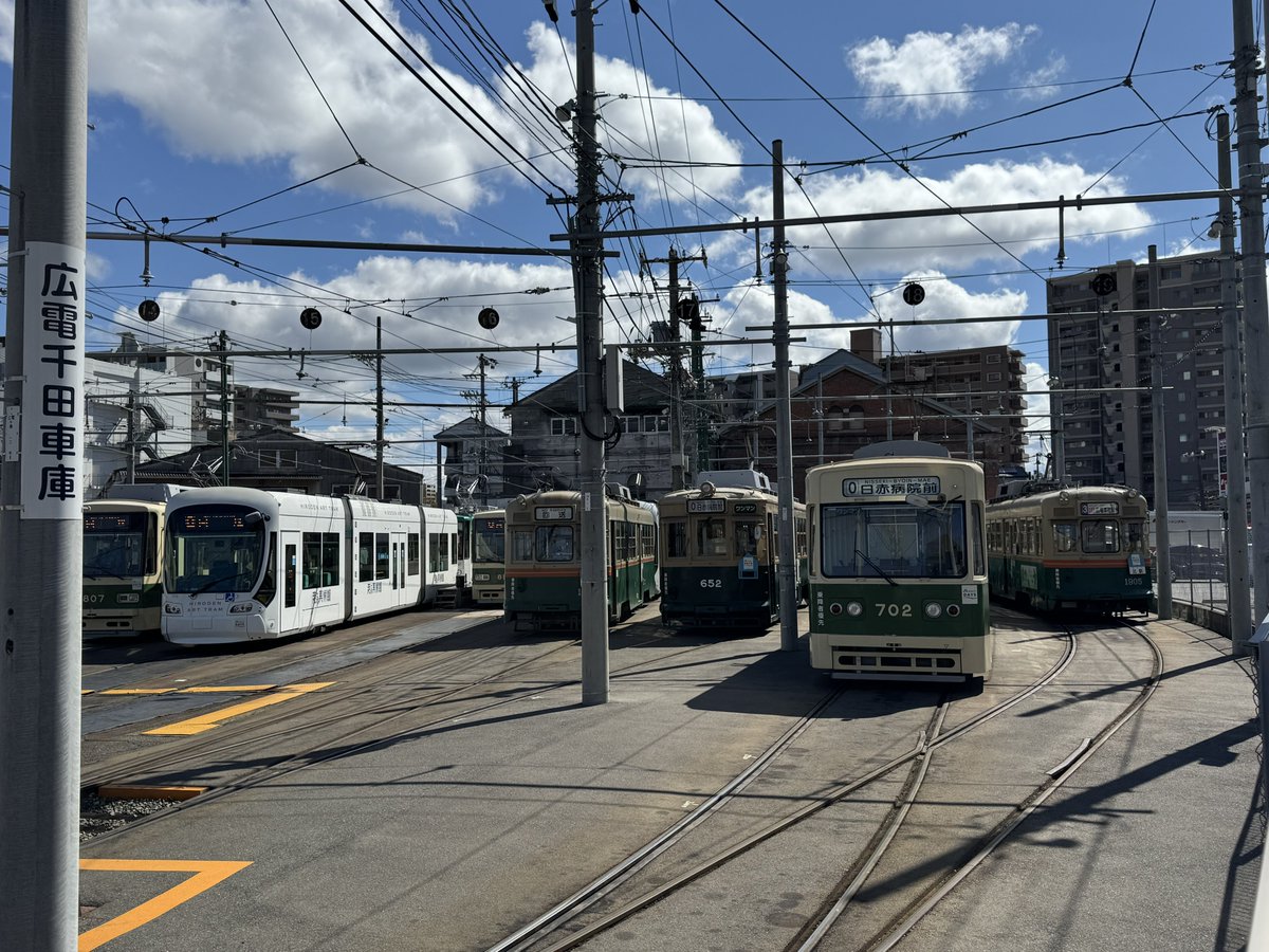 開店前の千田車庫の様子です。 651が入換してました！ 真ん中が空いてますね。 循環線が走り始めたらまた電車が出払うのでしょうか🤔 #広電 ...