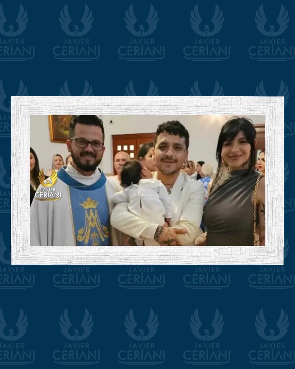 La imagen inédita de Christian Nodal y Cazzu se volvió viral luego de que un sacerdote compartiera una fotografía donde ambos aparecen juntos en un bautizo. En la foto, el cantante incluso aparece cargando a un bebé mientras la trapera argentina posa a su lado, sonrientes.

La