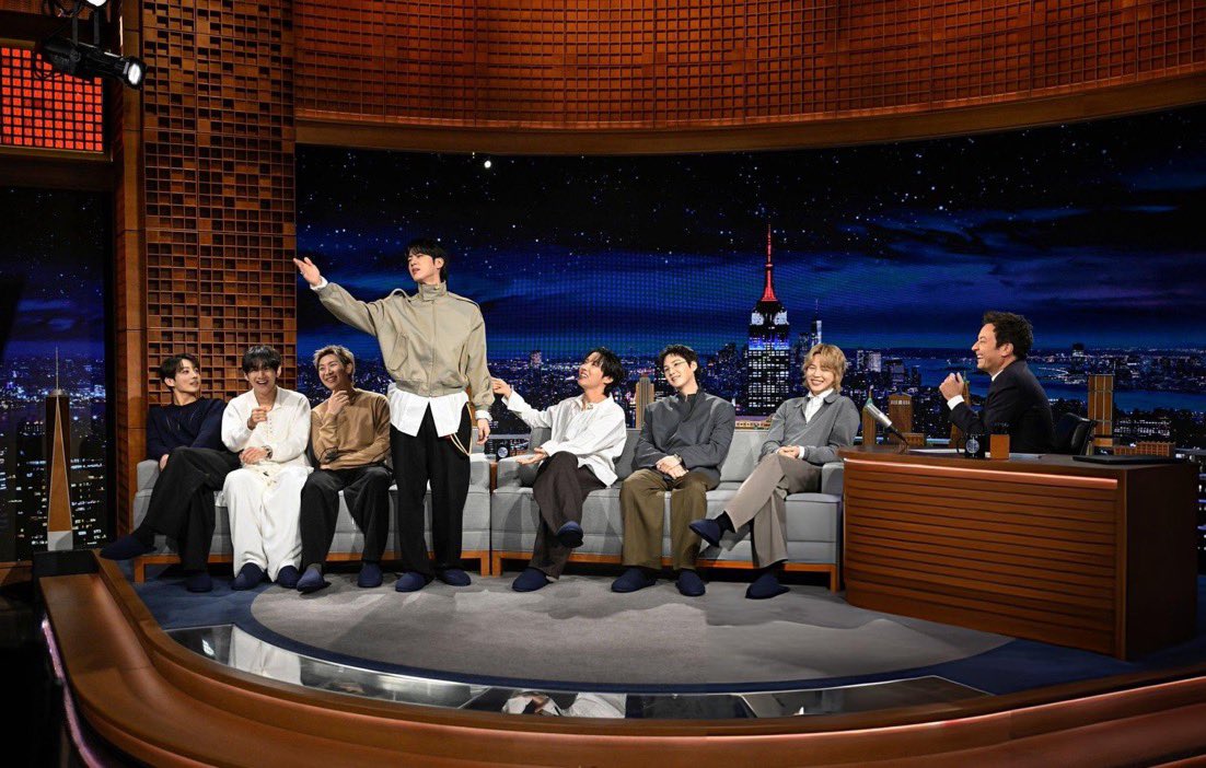 seokjinism1's tweet photo. Flying kiss guy Jin
#JINonFallon #BTSonFallon https://t.co/Ol9BoqxWaV