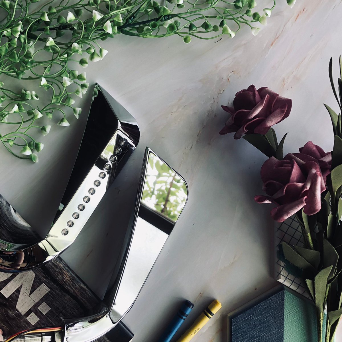 fever75_tw's tweet image. "Just found these 2X CNC Axe Mirrors with LED turn signals for Harley Softail. Now my bike can see behind AND throw a rave at the same time. 🚨💃 #BikerLife #PartyOnWheels"