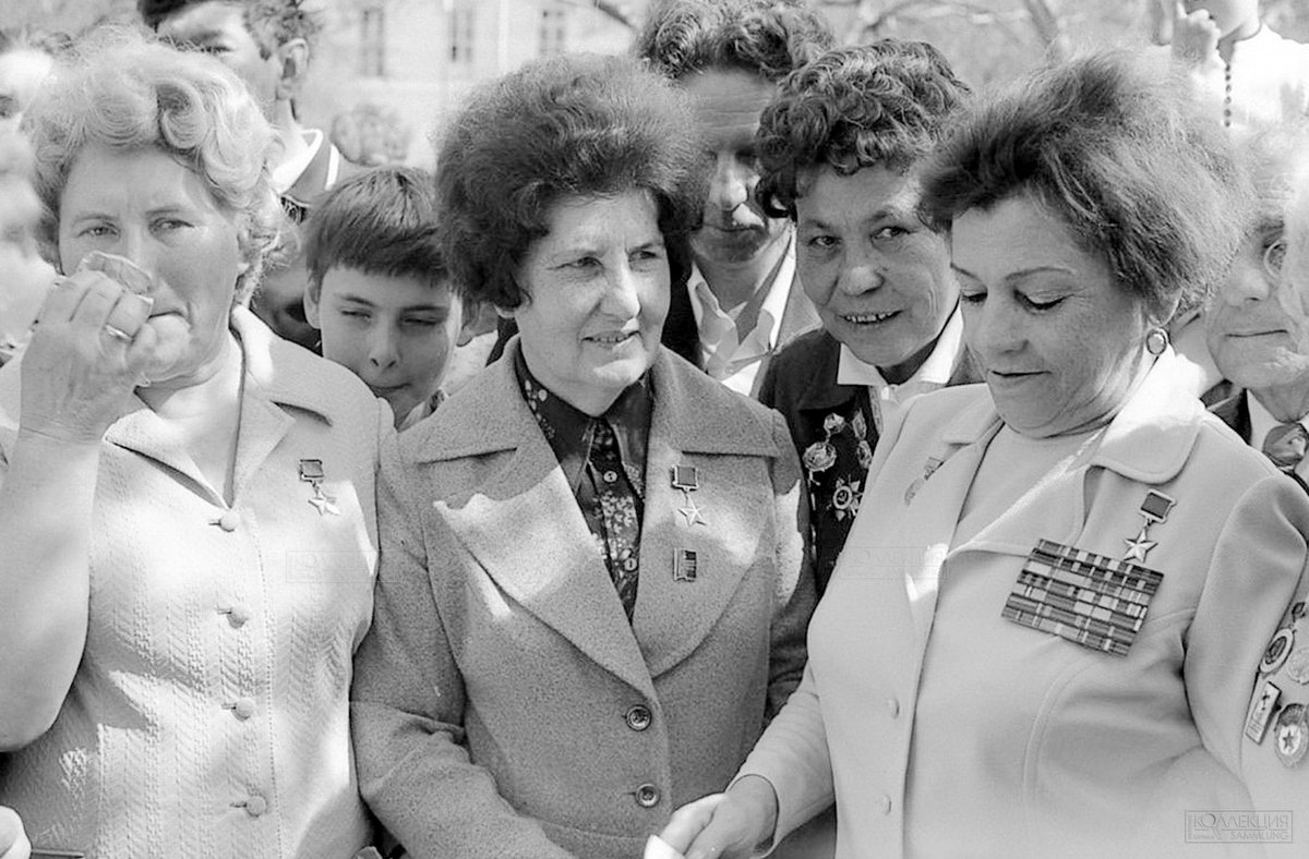 "Ночные ведьмы"

Лариса Николаевна Розанова, Нина Максимовна Распопова, Хиуаз Каировна Доспанова, Марина Павловна Чечнева

Москва . День Победы. 9 мая 1975 года