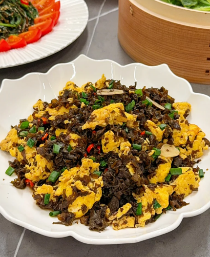 lin910369474's tweet photo. The Tasty Stir - fried Nostoc with Eggs! 🍳Stir - fried nostoc with eggs in China is a unique dish. The chewy nostoc and fluffy eggs combine for a flavor that's both earthy and satisfying. 😋 #FoodinChina #ChineseHomeCooking #StirFriedNostocWithEggs https://t.co/NMk9dBYv9P
