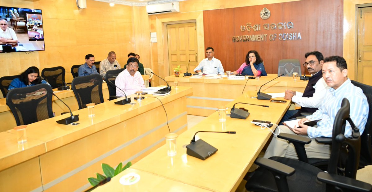 IPR_Odisha's tweet photo. ଦେଶରେ ପେଟ୍ରୋଲ, ଡିଜେଲ ଓ ଗ୍ୟାସର ପର୍ଯ୍ୟାପ୍ତ ମହଜୁଦ ରହିଥିବାରୁ ଯୋଗାଣ ସାଧାରଣ ଭାବେ ଚାଲୁ ରହିଛି। ଏନେଇ ମୁଖ୍ୟ ଶାସନ ସଚିବ ଶ୍ରୀମତୀ ଅନୁ ଗର୍ଗ ଓ ବରିଷ୍ଠ ଅଧିକାରୀମାନଙ୍କ ଉପସ୍ଥିତିରେ ଏକ ସମୀକ୍ଷା ବୈଠକ ଅନୁଷ୍ଠିତ ହୋଇଥିଲା। ବୈଠକରେ ଇନ୍ଧନ ଯୋଗାଣକୁ ସୁନିଶ୍ଚିତ କରିବା ସହ ଗୁଜବକୁ ଖଣ୍ଡନ କରାଯାଇଥିଲା। ତୈଳ ବିଶୋଧନାଗାରଗୁଡ଼ିକ ସମ୍ପୂର୍ଣ୍ଣ କ୍ଷମତାରେ କାର୍ଯ୍ୟରତ ଥିବାରୁ ଆତଙ୍କିତ ହୋଇ ଜାଳେଣି ସଂଗ୍ରହ ନକରିବାକୁ ଲୋକଙ୍କୁ ଅନୁରୋଧ କରାଯାଇଛି।

କଳାବଜାରୀ ରୋକିବାକୁ କଡ଼ା ପଦକ୍ଷେପ ଗ୍ରହଣ ସହ ୨୪×୭ କଣ୍ଟ୍ରୋଲ ରୁମ୍ କାର୍ଯ୍ୟକ୍ଷମ କରାଯିବ। ସାମାଜିକ ଗଣମାଧ୍ୟମରେ ଭ୍ରମାତ୍ମକ ସୂଚନାରେ ଭୟଭୀତ ନହୋଇ ସଚେତନ ରହିବାକୁ ପ୍ରଶାସନ ପକ୍ଷରୁ ଅନୁରୋଧ କରାଯାଇଛି।
