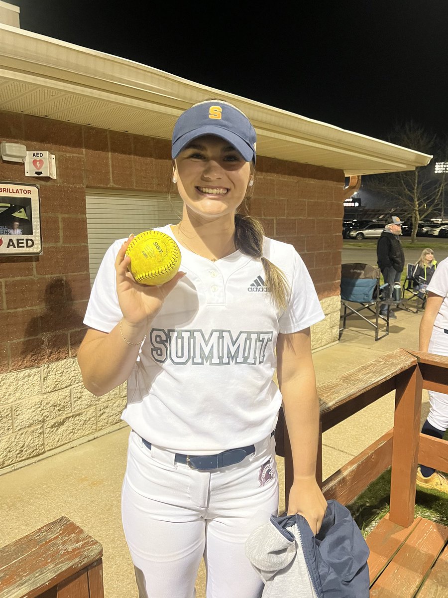 Summit Softball tweet media