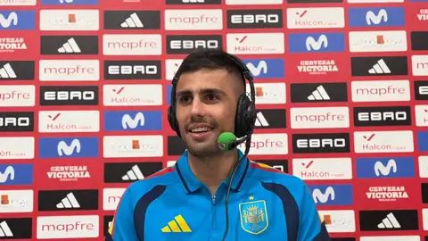 🚨 Rodri soal apakah pintu tertutup untuk kemungkinan gabung Real Madrid, mengingat ia mantan Atléti: "Tidak... Banyak pemain yang mengambil jalan ini, mungkin kepindahannya tidak langsung. Bagi saya, Anda tidak bisa menolak klub-klub terbaik dunia.” <a href="/RadioestadioN/">Radioestadio Noche</a>