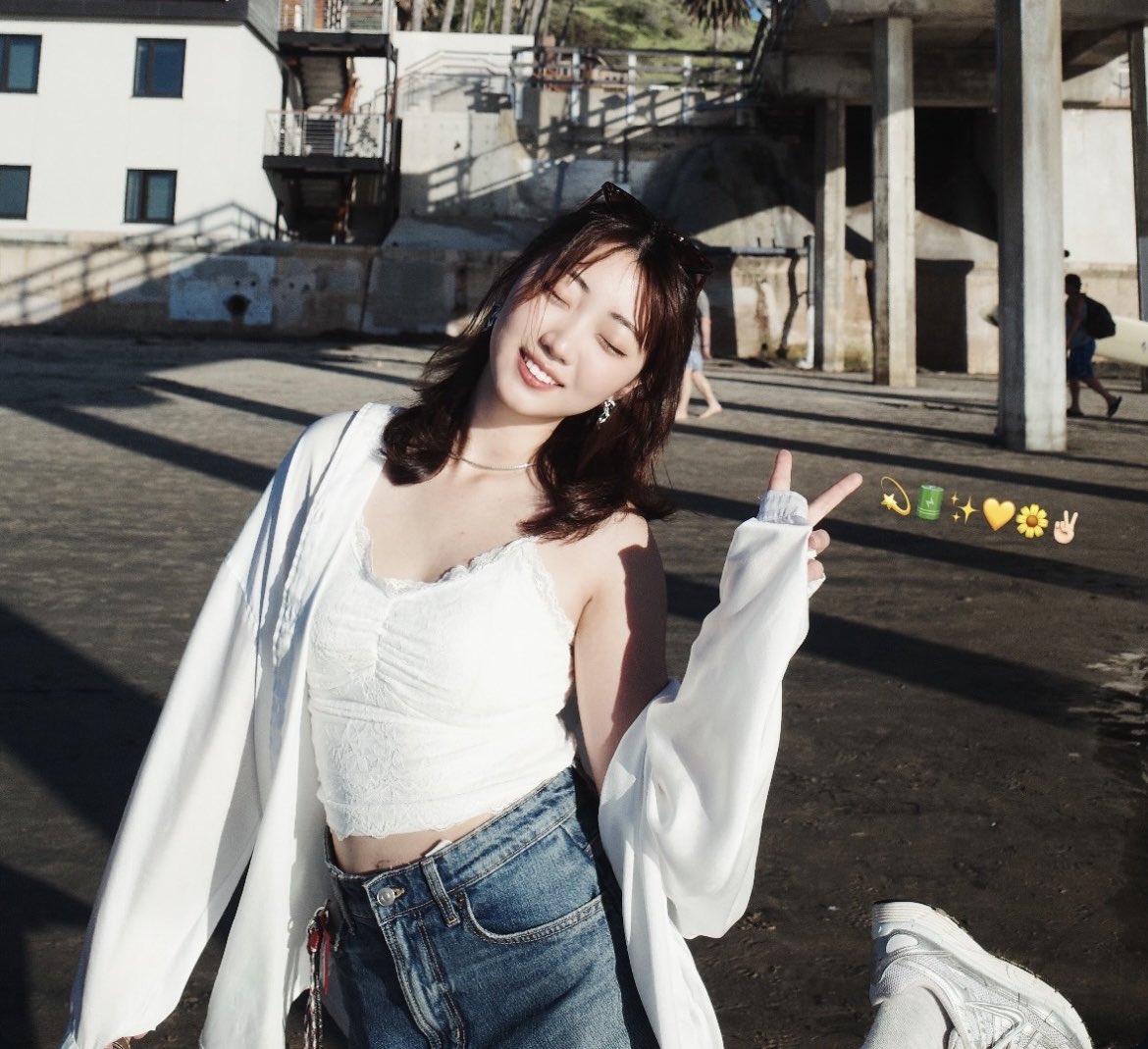 美女女學生 tweet media