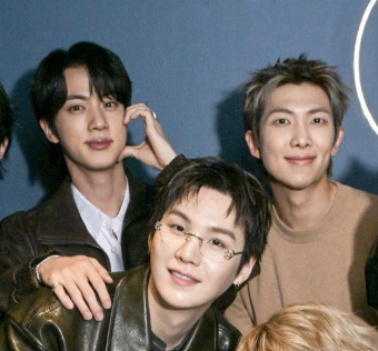 namgi kiss on stage at bts world tour tweet media