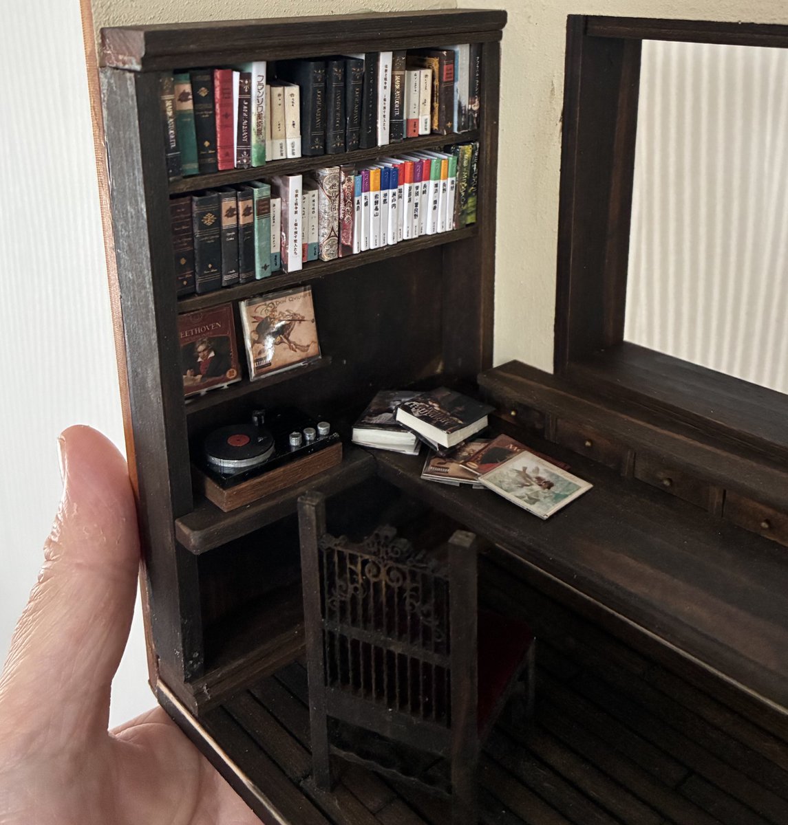 少しずつ小物を追加してます。
旅行と音楽と芸術が好きな子の部屋という感じで作ってます。