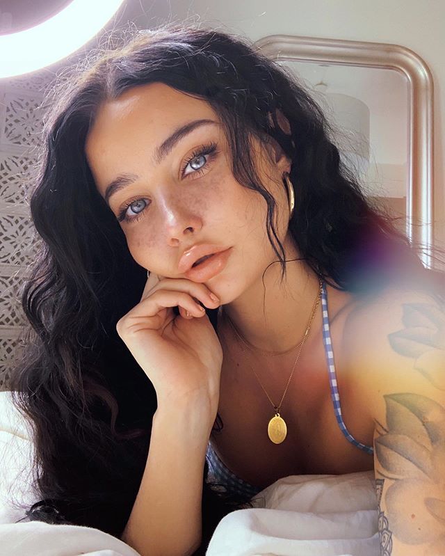 ~☆ Briar James Sinclair ☆~
loves halloween • redbull addict 
aries • she | her • pansexual 
multiship • mdni • ship emoji 🍸