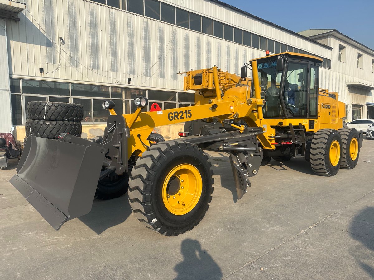 Anya2659's tweet photo. 🔥A popular, cost-effective motor grader – XCMG GR215

1. Engine: Cummins 6CTA8.3-C215 
2. Power: 160kW/2200rpm 
3. Gearbox: ZF 
4. Weight: 16500kg 
5. Dimension: 8970x2625x3420mm
https://t.co/je4qiz09vK
+86 15601076882
#motorgrader #xcmg #caterpillar #cummins #ZF #wheelloader https://t.co/pODqCa0aZs