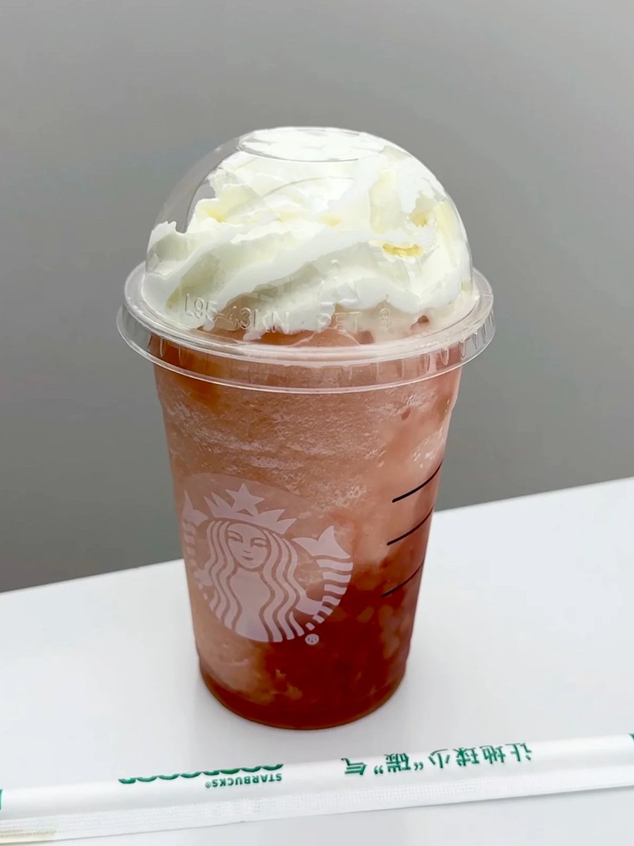 xtmtzf's tweet photo. ストロベリーフラペチーノ、生クリームたっぷり、甘さ満点！ https://t.co/hj7kO43PyR