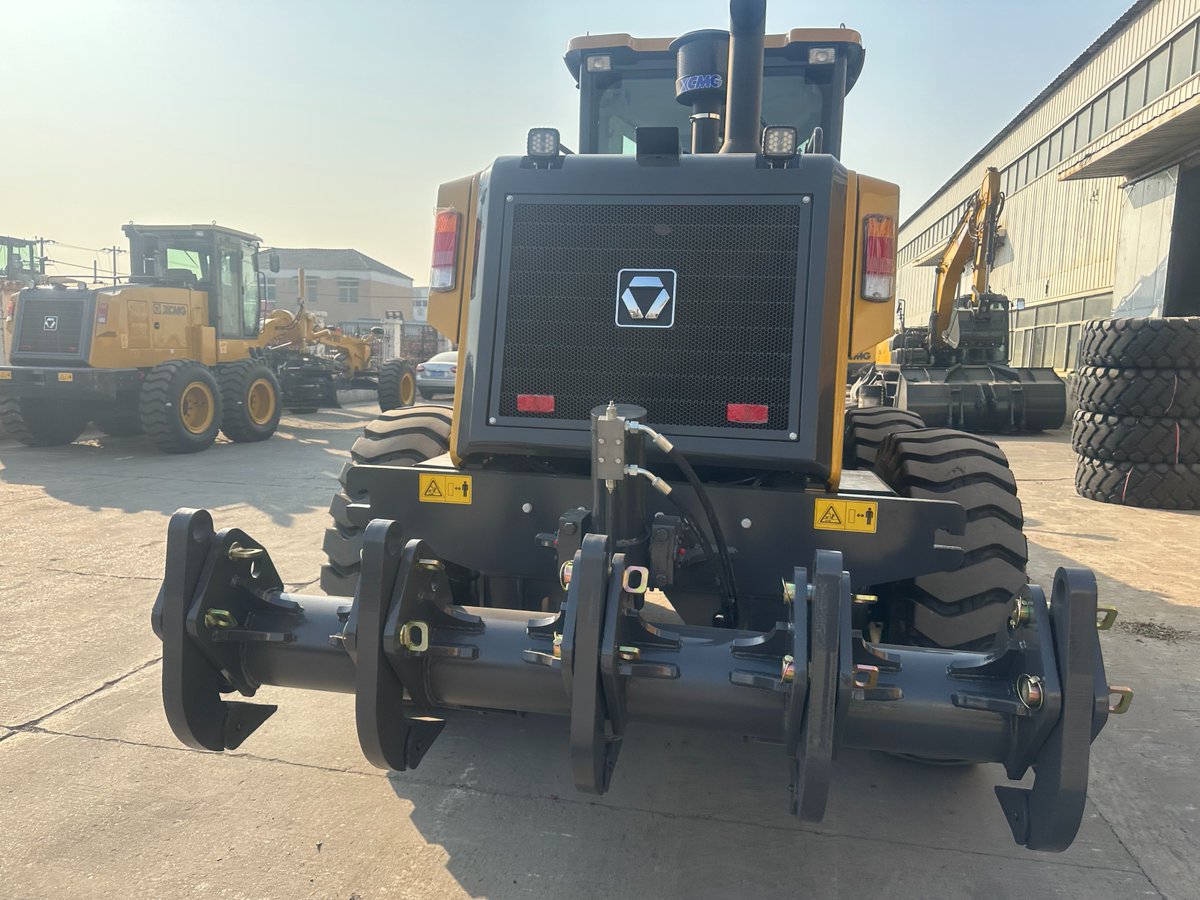 Anya2659's tweet photo. 🔥A popular, cost-effective motor grader – XCMG GR215

1. Engine: Cummins 6CTA8.3-C215 
2. Power: 160kW/2200rpm 
3. Gearbox: ZF 
4. Weight: 16500kg 
5. Dimension: 8970x2625x3420mm
https://t.co/je4qiz09vK
+86 15601076882
#motorgrader #xcmg #caterpillar #cummins #ZF #wheelloader https://t.co/pODqCa0aZs
