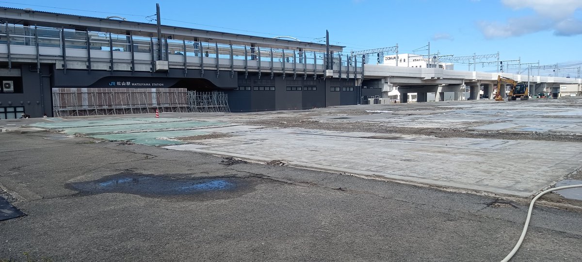 松山到着。北口と南口を見たけど、去年の今頃と変化ある?高架駅ができただけでやり終えた感無い?
#バースデイきっぷ