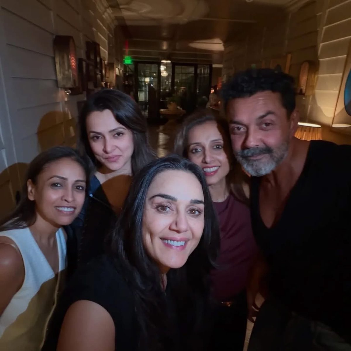 saurabhpal44's tweet photo. An evening of laughter and memories as #PreityZinta hangs out with #BobbyDeol and #TanyaDeol. ❤️
#CelebrityStyle https://t.co/Y0sUXBktLJ