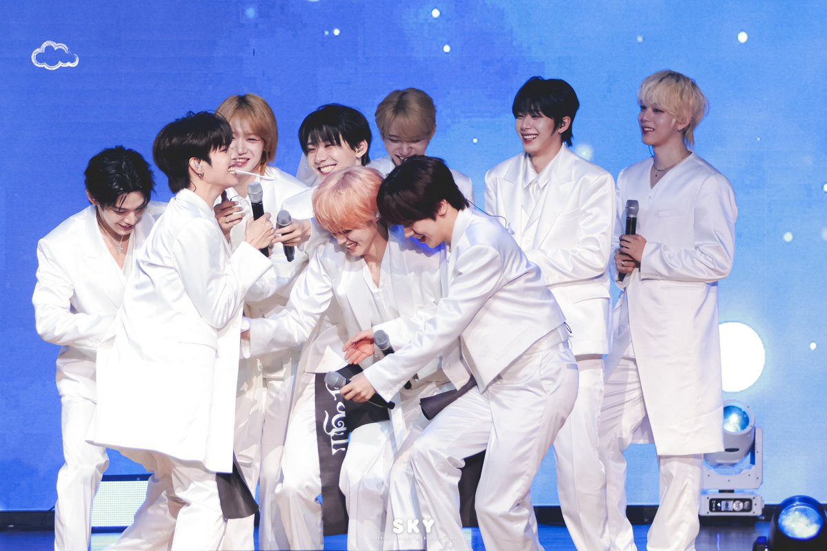 🌌𝕽𝖊𝖙𝖟𝖎🌌 tweet media