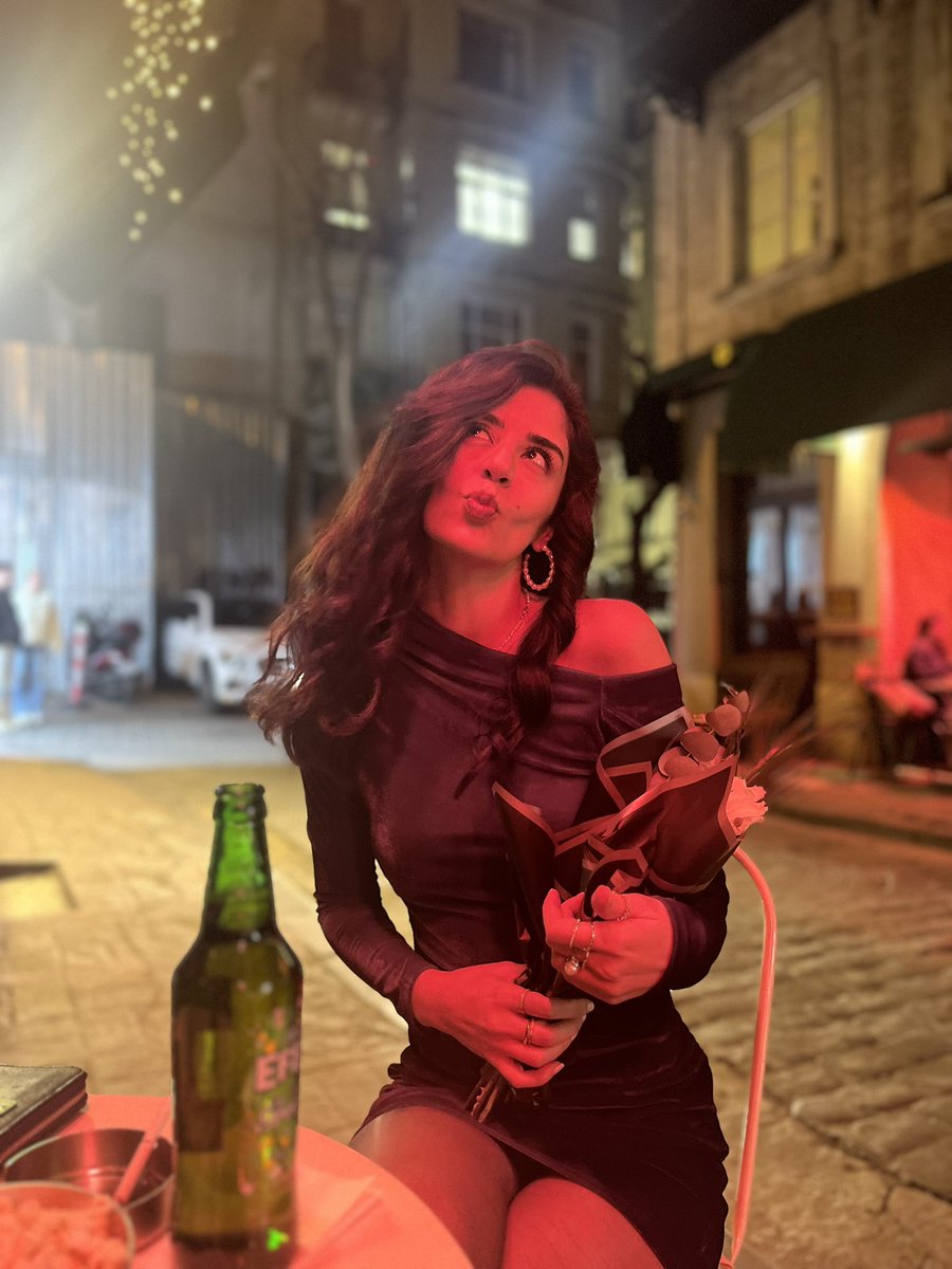 sinirlendiim's tweet photo. Bu akşam İstiklal Caddesinin bir alt sokağında  Odakule’nin oralarda bir sokak fotoğrafçısı beni çekti. Sonra gelip gösterdi. Çok sinirli çıkmışım dedim o an ama o fotoğrafları istiyorum yaaa bulabilir miyiz el birliğiyle o fotoğrafçıyı🥹🥹 https://t.co/2WDh80ePuZ