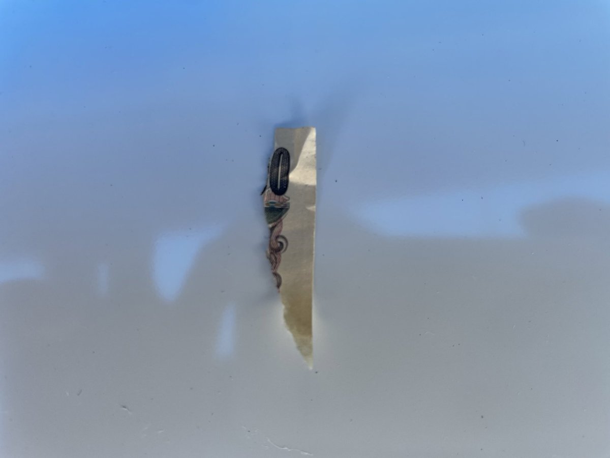 nihonjimuki's tweet photo. 自動釣銭機の掃除をしていたら中からお札の切れ端が出てきました💸

銀行に持っていっても意味ないサイズですがね笑 https://t.co/7eOKjyNQW7